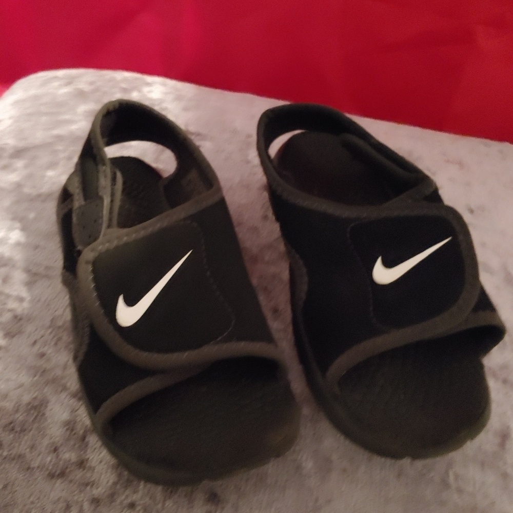 Nike Toddler sandals size 10c color Black